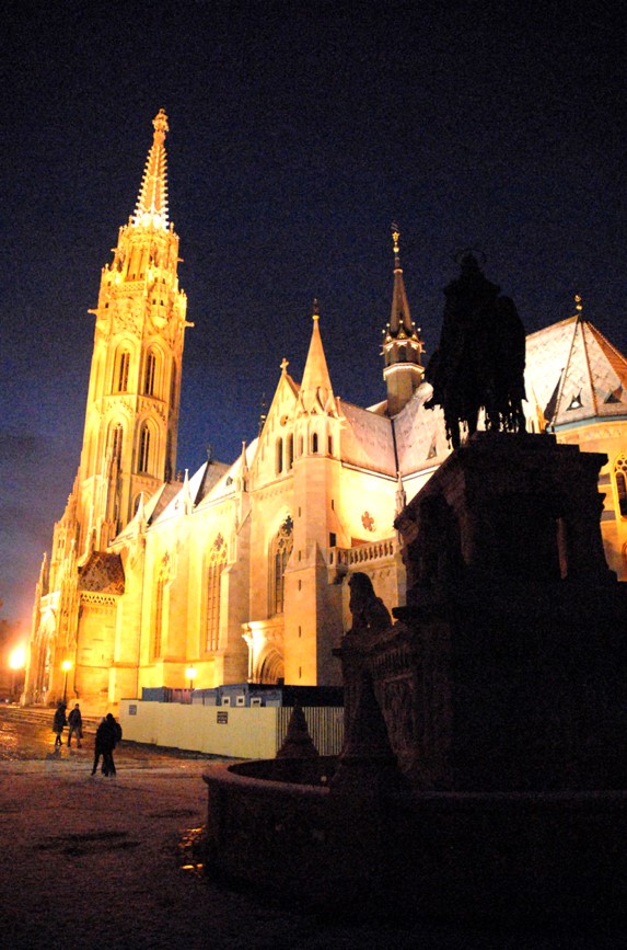 L'église Mathias de nuit
