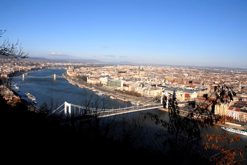 Vue générale du Danube et Budapest